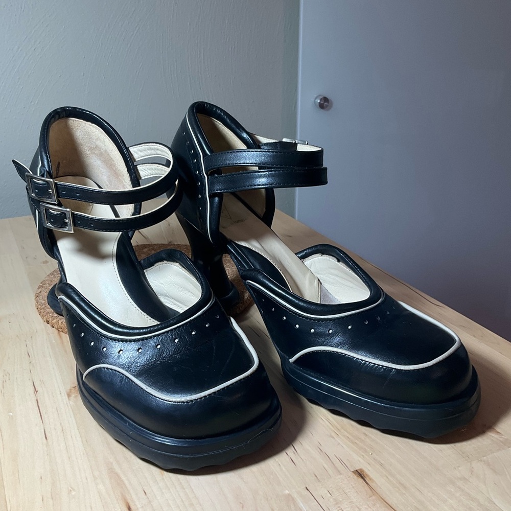 John Fluevog Black Mary Jane Heels w Cream detail sz 9